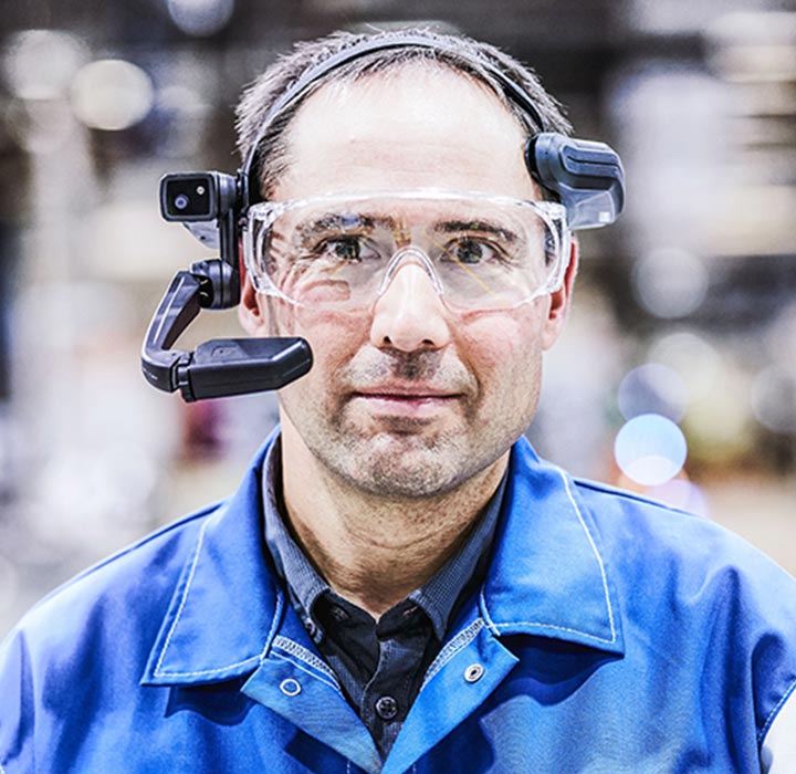 Ein Mann mit einer Augmented Reality Brille